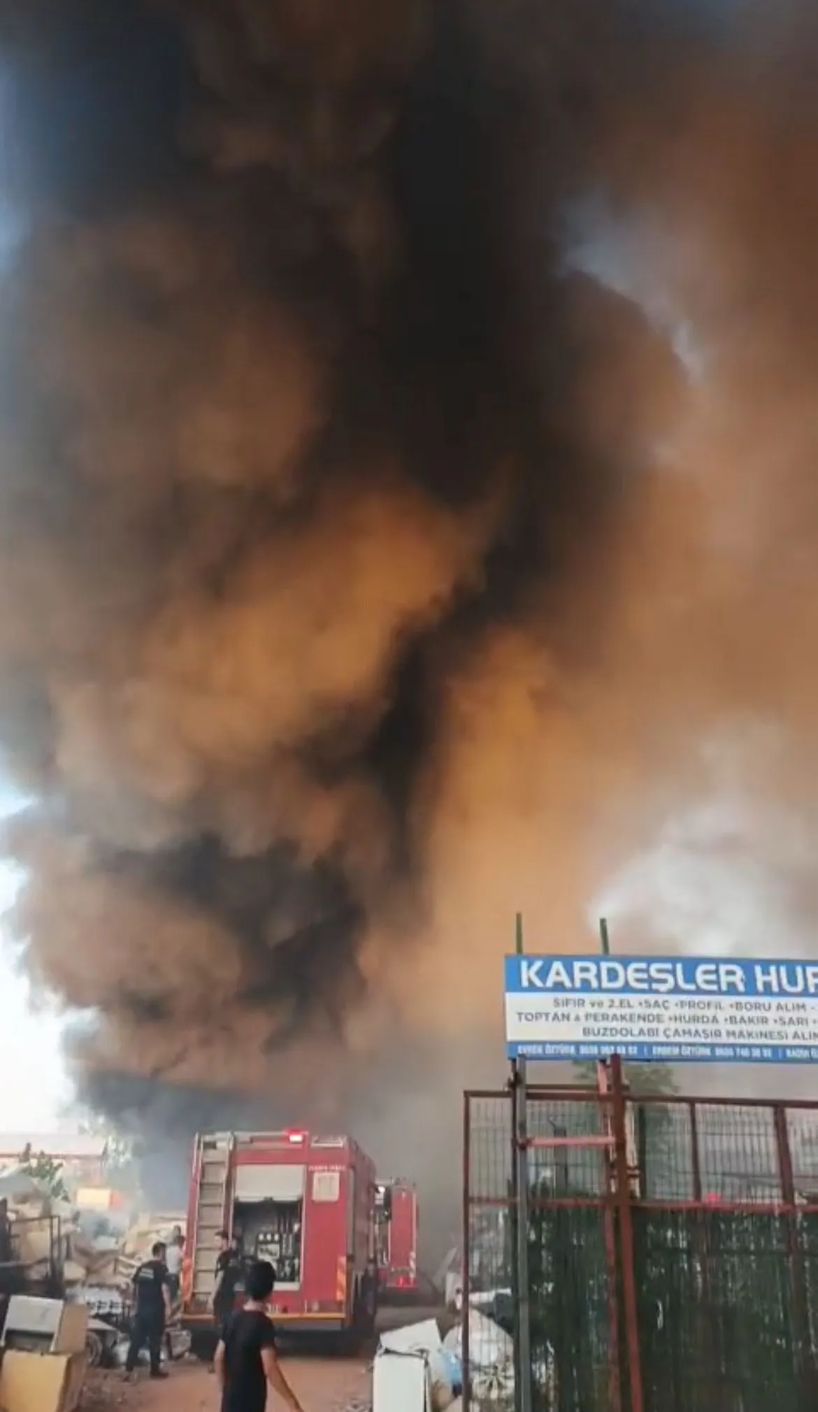 Bursa’da Geri Dönüşüm Tesisinde Yangın Çıktı, Gökyüzünü Dumanlar Kapladı (4)