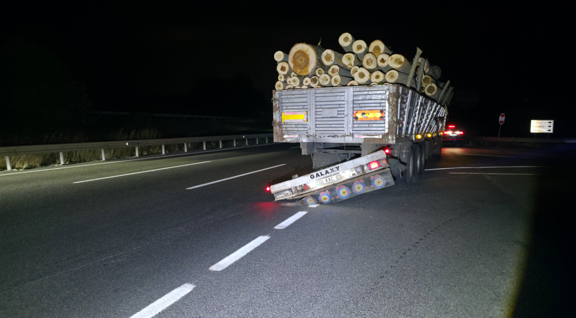Bursa'da Otomobil Kamyona Çarptı!