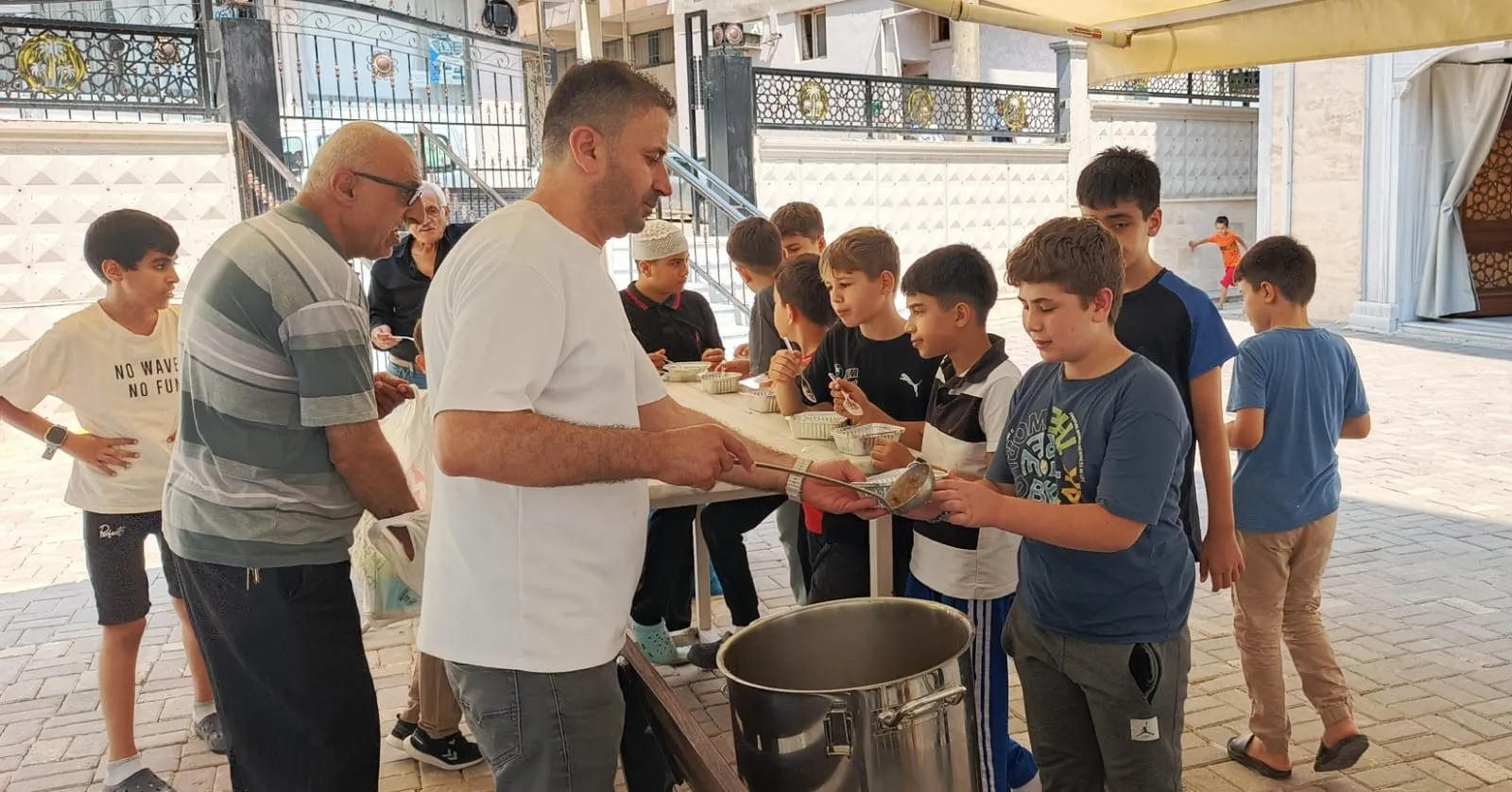 Bursalı Esnaf Bin 200 Kişiye Aşure Dağıttı (5)