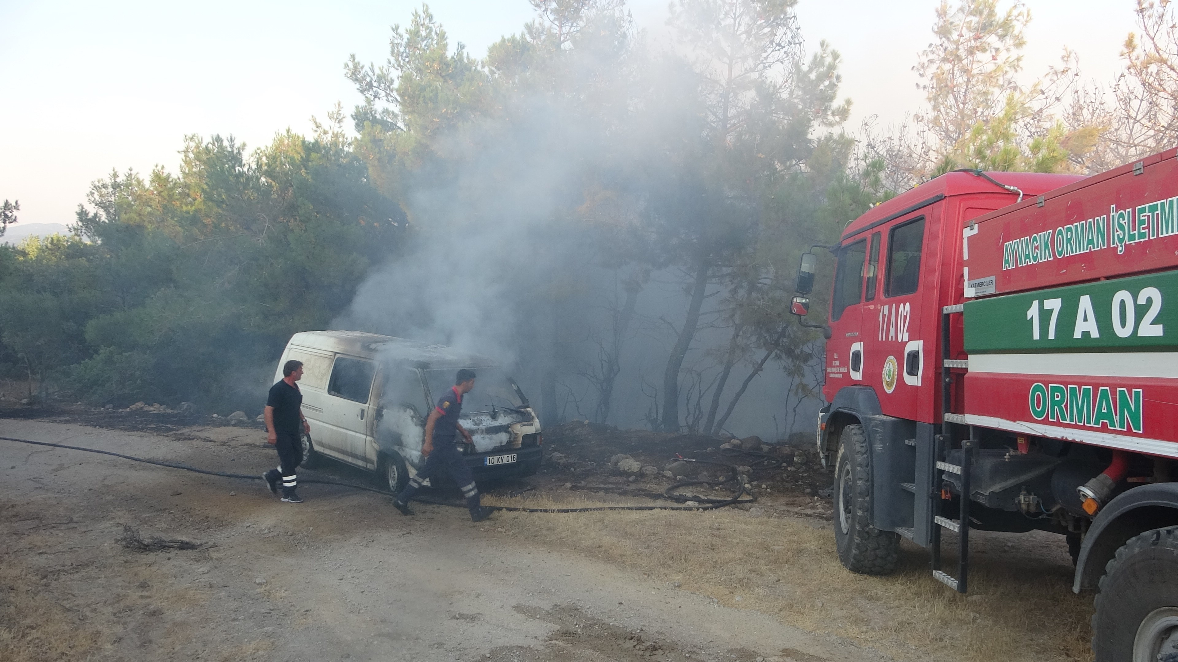 Çanakkale'de Park Halindeki Midibüste Çıkan Yangın Ormana Sıçradı (3)