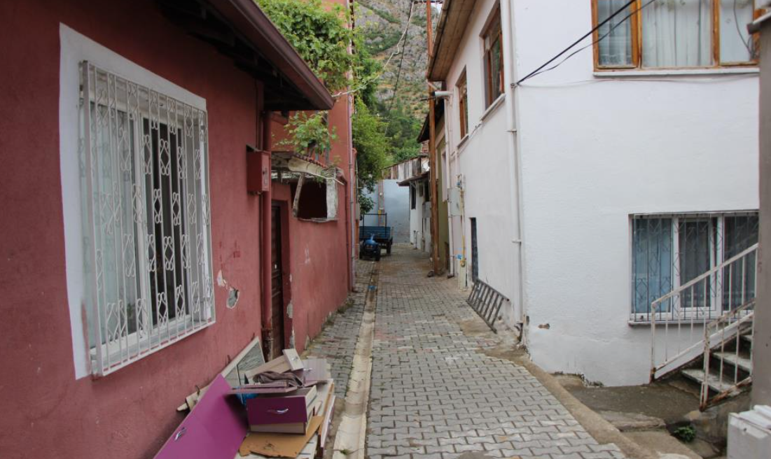 Cezaevinden Çıkan Adam Tartıştığı Eşini Vurup Intihar Etti