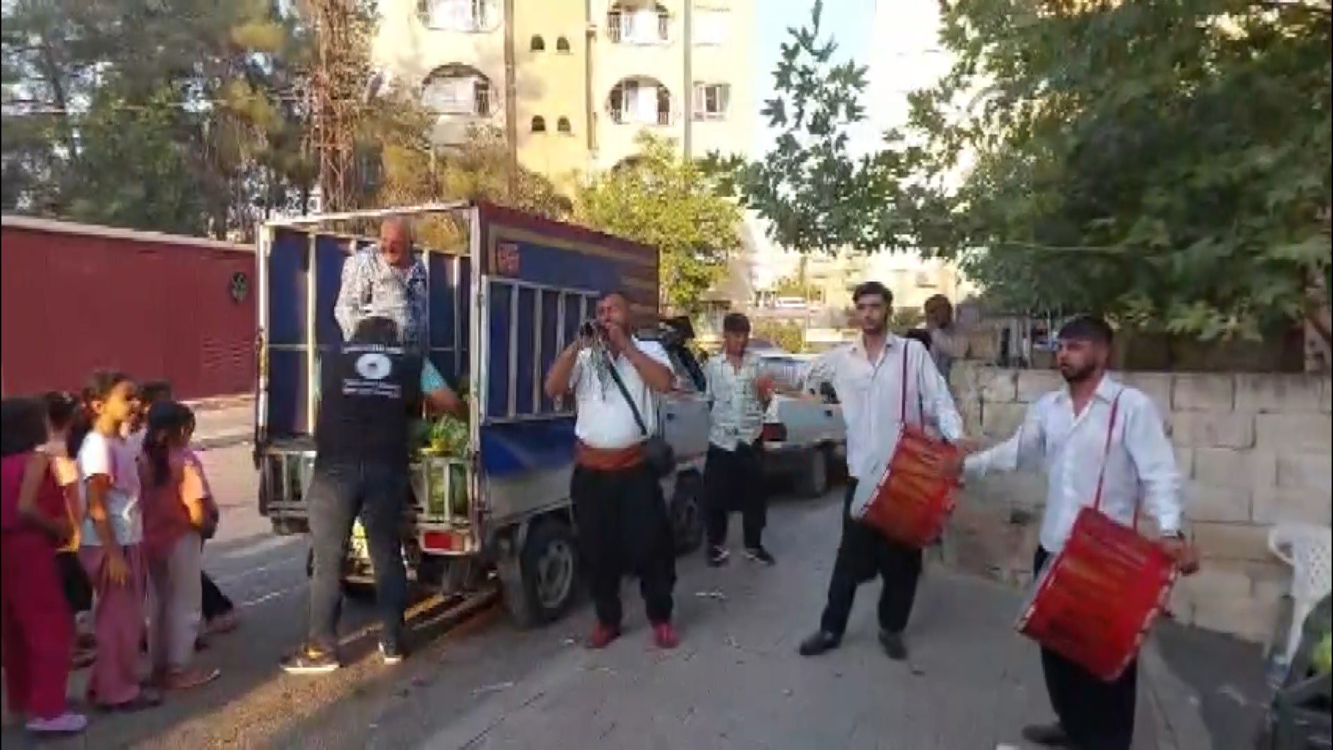 Davul Zurna Eşliğinde 7 Ton Karpuzu 10 Dakikada Dağıttı (2)