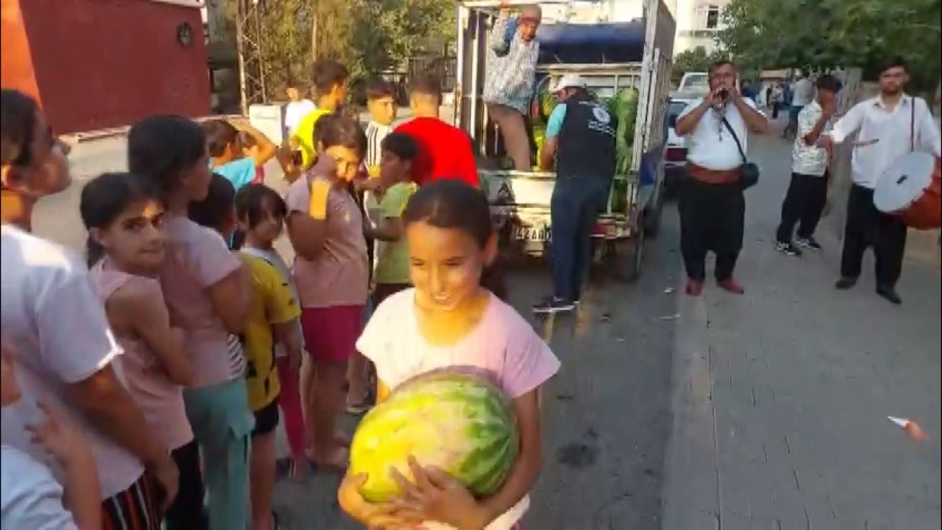 Davul Zurna Eşliğinde 7 Ton Karpuzu 10 Dakikada Dağıttı (3)
