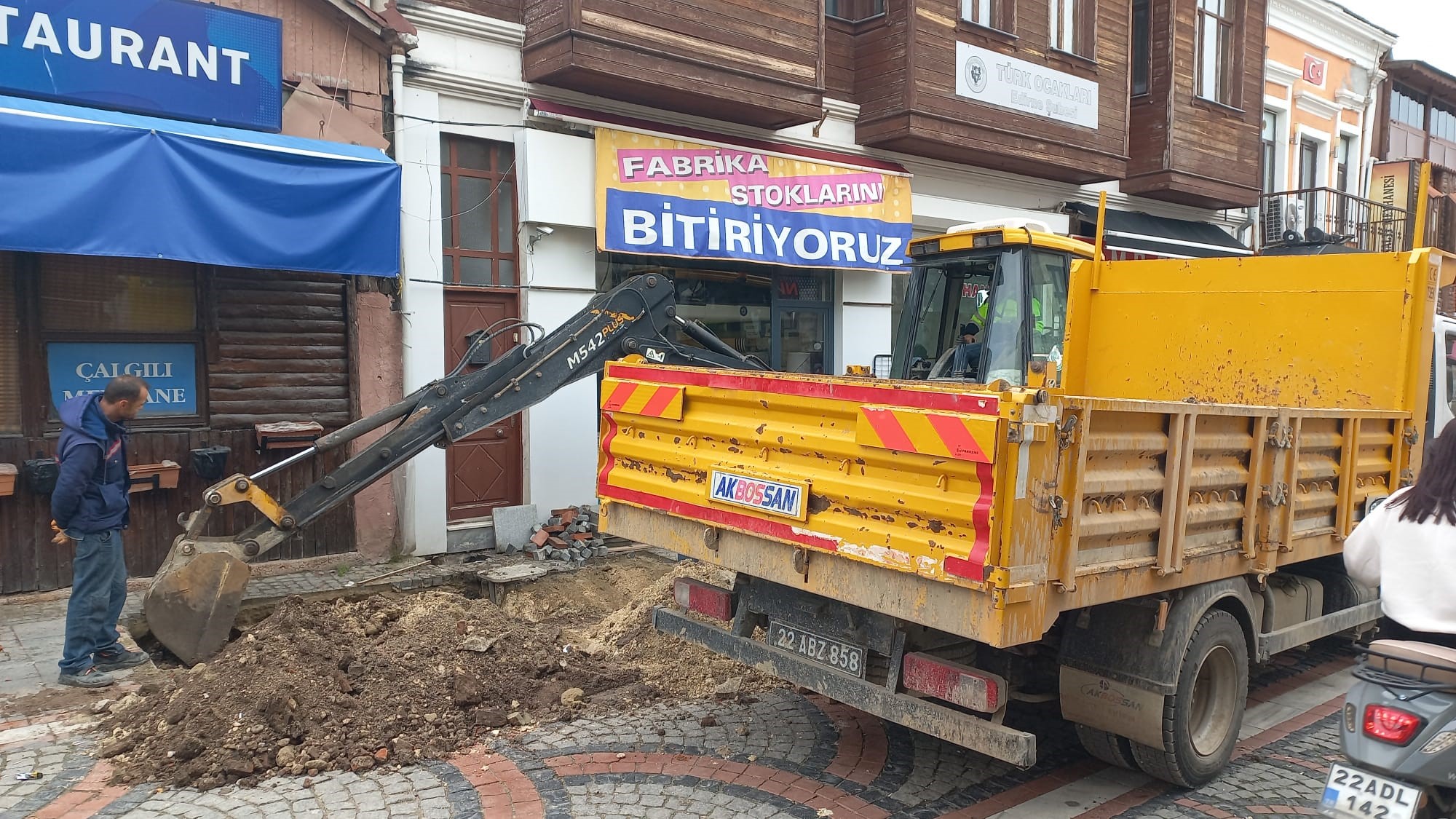 Edirne'de Lağım Suları Caddeyi Bastı (1)