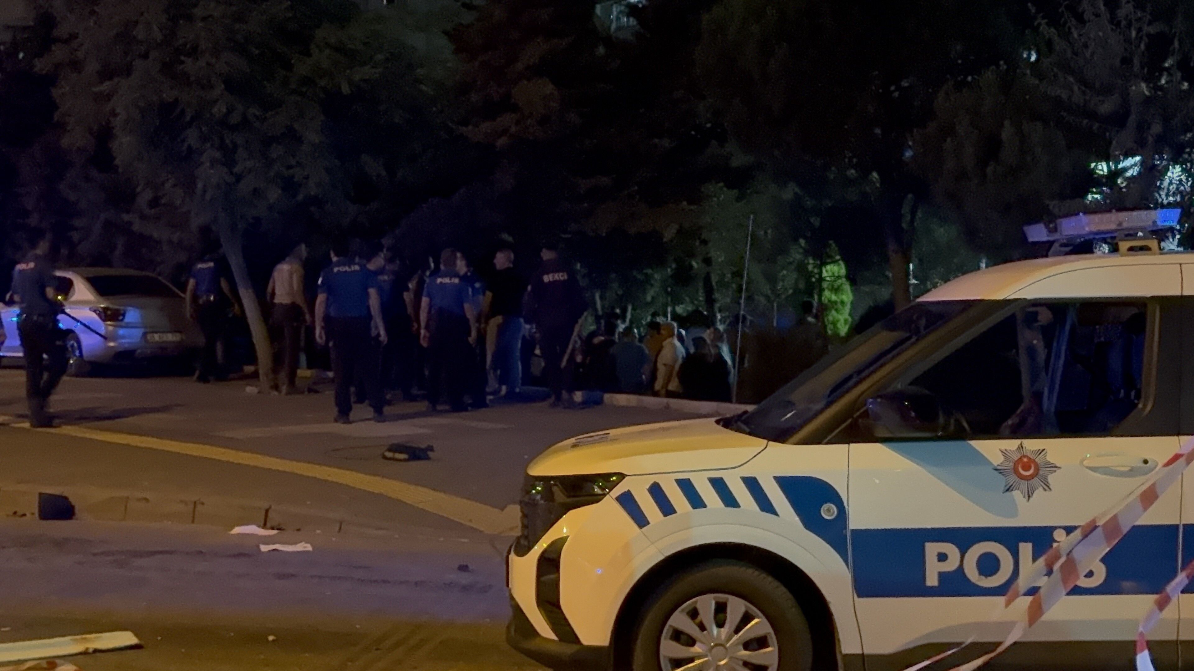 Gaziantep'te 3 Otomobilin Karıştığı Kazada Ortalık Savaş Alanına Döndü 6 Yaralı, 12 Gözaltı (1)