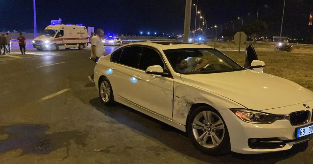 Genç Gazete Aksaray’da Kavşakta Kaza Hafif Ticari Araç Otomobille Çarpıştı, 1 Yaralı 2