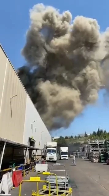 Genç Gazete Bursa'da Fabrika Yangını Osb'de Kara Dumanlar Yükseldi 1