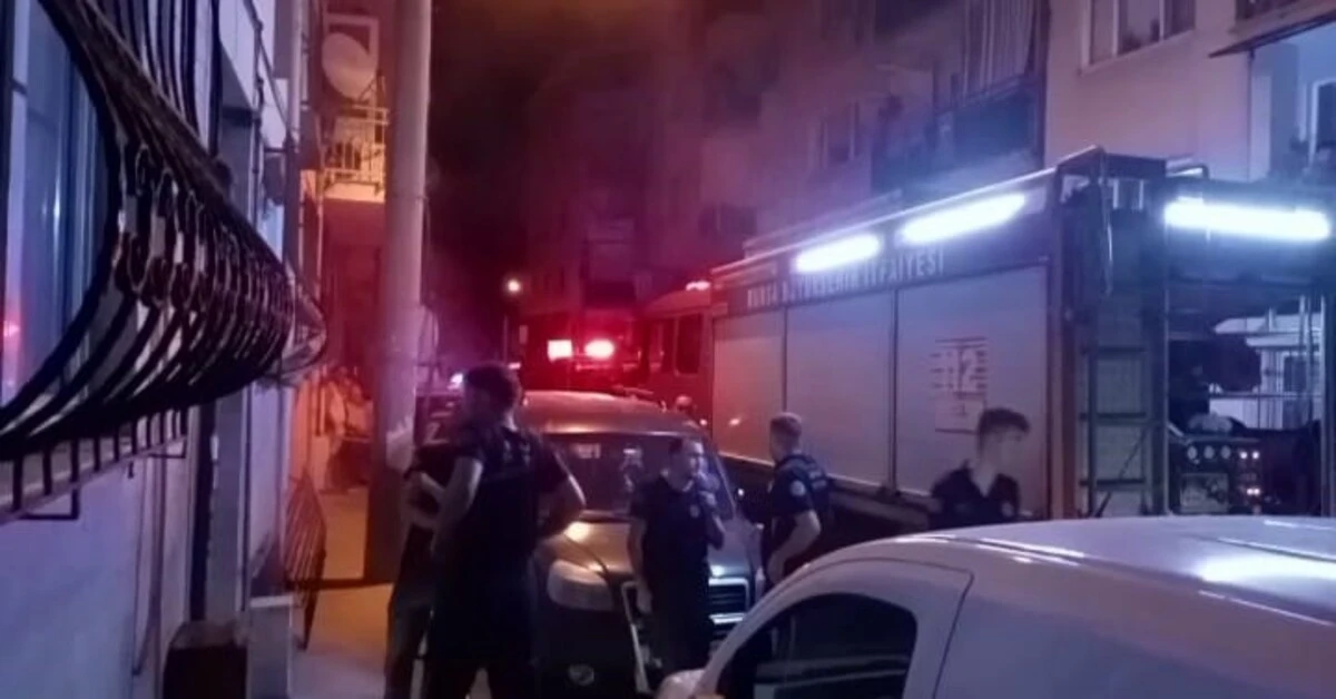 Genç Gazete Bursa'da Gece Yarısı Apartmanda Yangın Mahalleli Sokağa Döküldü 2