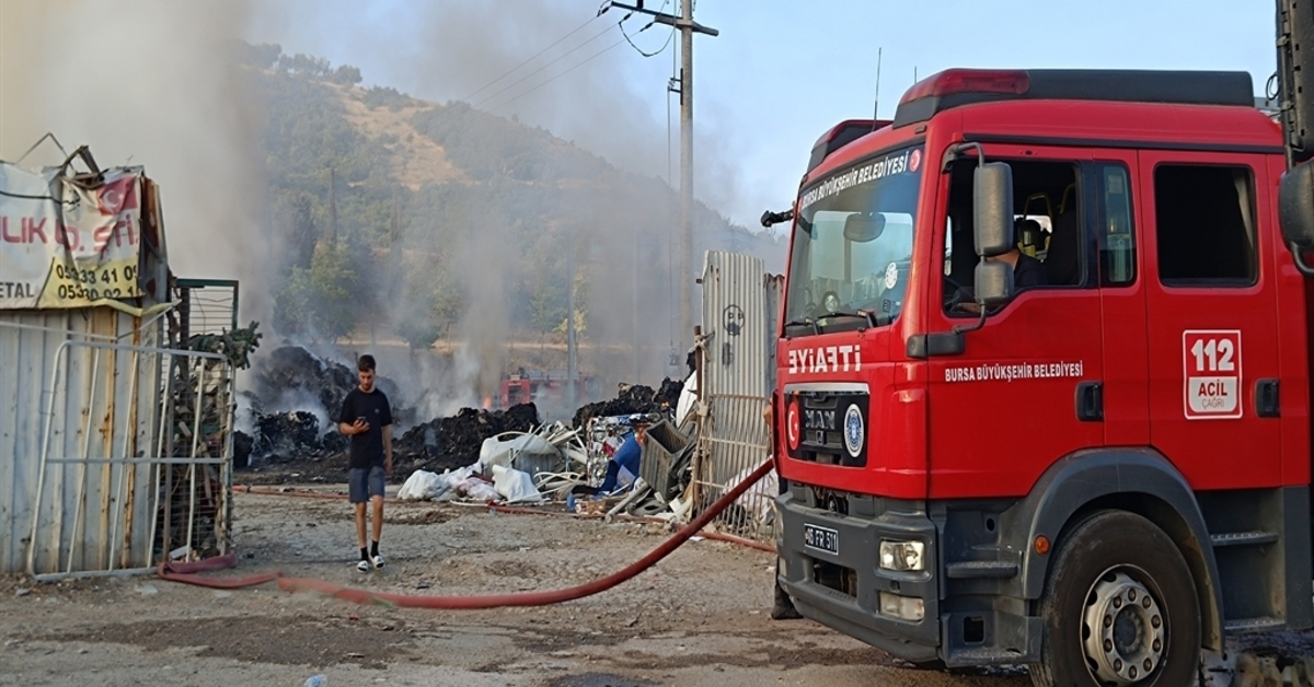 Genç Gazete Bursa’da Geri Dönüşüm Tesisinde Yangın Ekipler 1 Saatte Söndürdü