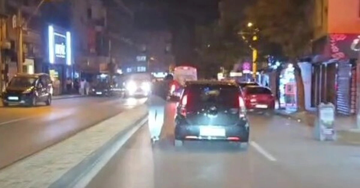 Genç Gazete Bursa'da Scooterli Gencin Otomobile Tutunarak Yaptığı Tehlikeli Yolculuk Kamerada 1
