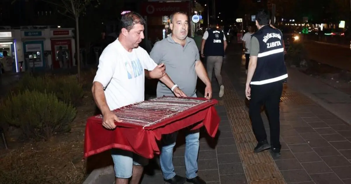 Genç Gazete Bursa’da Seyyar Satıcı Operasyonu 3 Minibüs Dolusu Ürün Toplandı 11