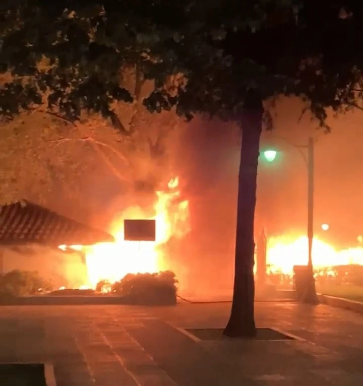 Genç Gazete Bursa’da Tarihi Çay Bahçesi Gece Yarısı Küle Döndü 1