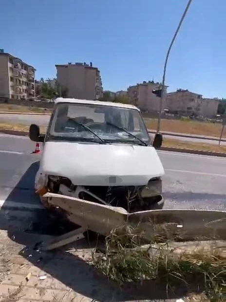 Genç Gazete İnegöl Alanyurt Yolunda Kaza Minibüs Bariyerlere Çarptı 1