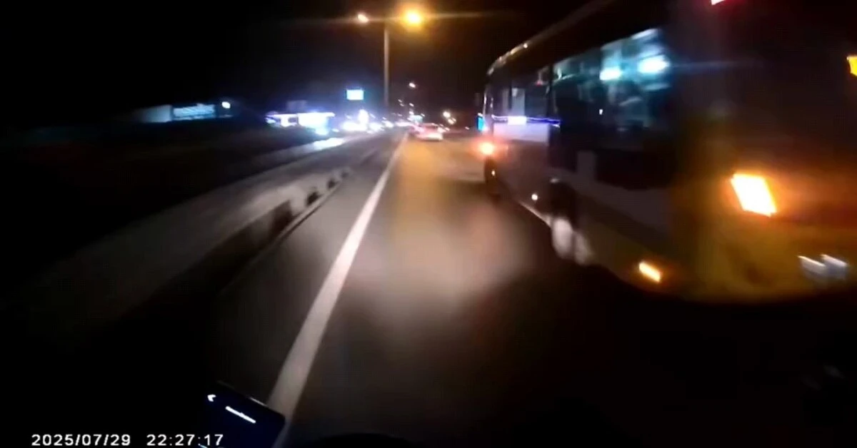Genç Gazete İnegöl'de Motosikletliyi Sıkıştırdı, Araçtan İnip Tartıştı 2