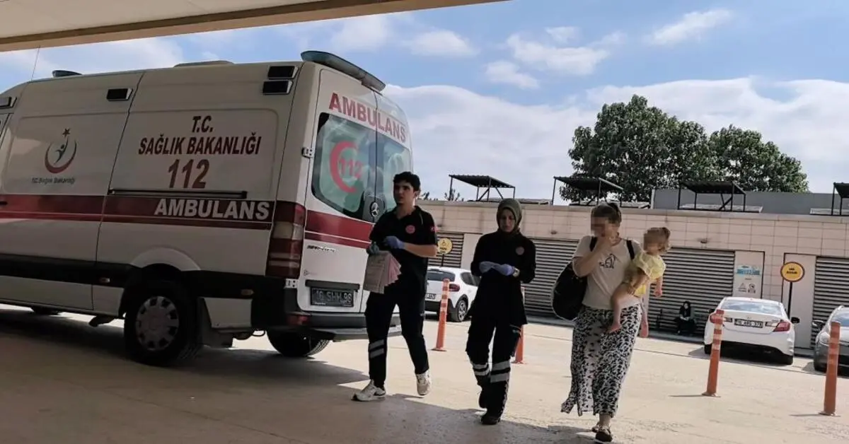 Genç Gazete İnegöl’de Otomobil Bariyerlere Çarptı 2’Si Çocuk 4 Yaralı 1