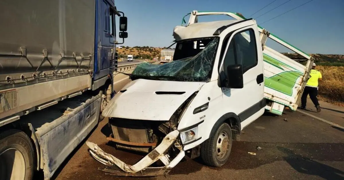 Genç Gazete Karacabey’de Kamyonet Kamyona Çarptı 1 Yaralı 1