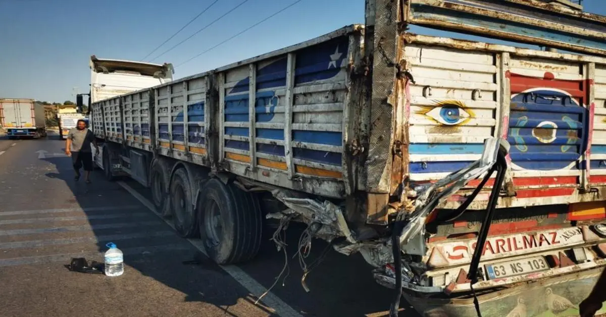 Genç Gazete Karacabey’de Kamyonet Kamyona Çarptı 1 Yaralı 2