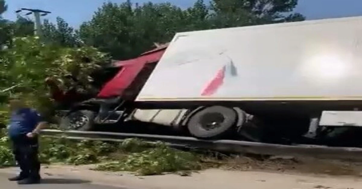 Genç Gazete Kestel'de Tır Bariyerlere Çarpıp Devrildi Sürücü Yaralandı