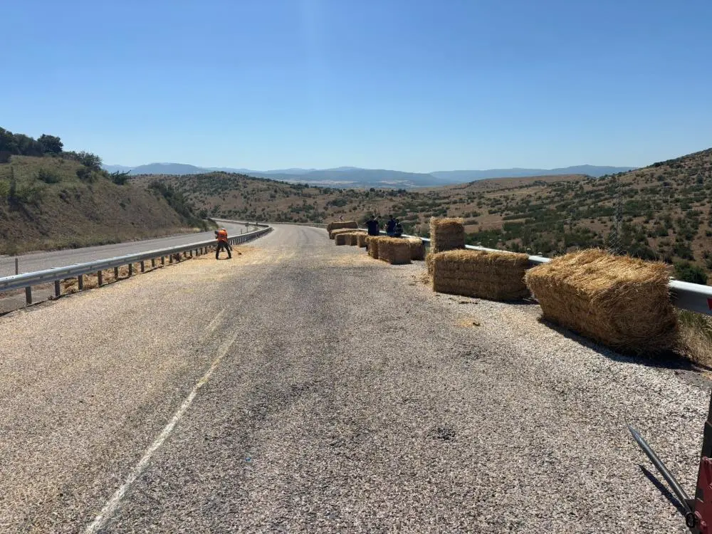 Genç Gazete Saman Yüklü Traktör Devrildi, Yol Ulaşıma Kapandı (2)