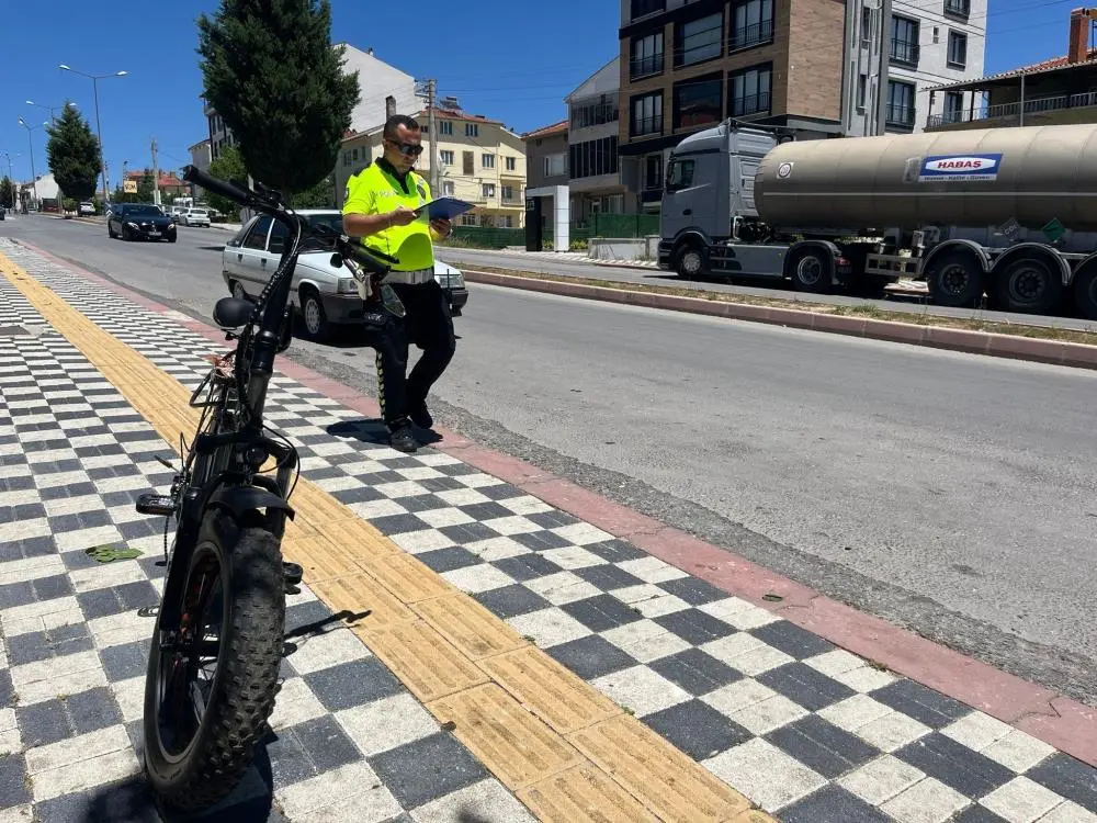 Genç Gazete Tavşanlı’da Motosiklet Ile Elektrikli Bisiklet Çarpıştı 3 Kişi Yaralandı 1