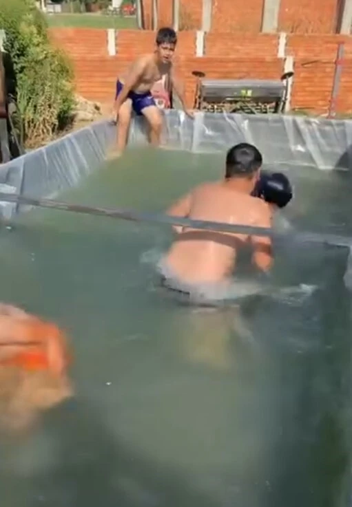 Genç Gazete Yenişehir’de Kamyon Kasasını Havuz Yaptı Çocuklar Sıcaktan Böyle Kurtuldu 1