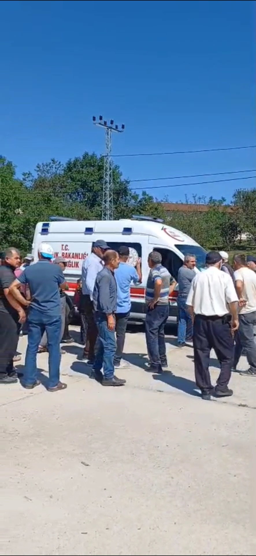 Gölette Boğulma Tehlikesi Geçiren Çocuğu Imam Kurtardı (4)