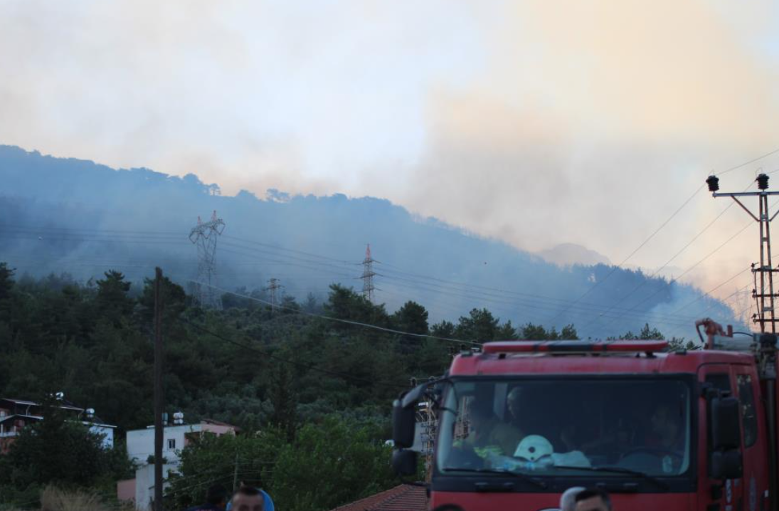 Hatay’da Orman Yangınına Havadan Müdahale Yeniden Başladı (2)