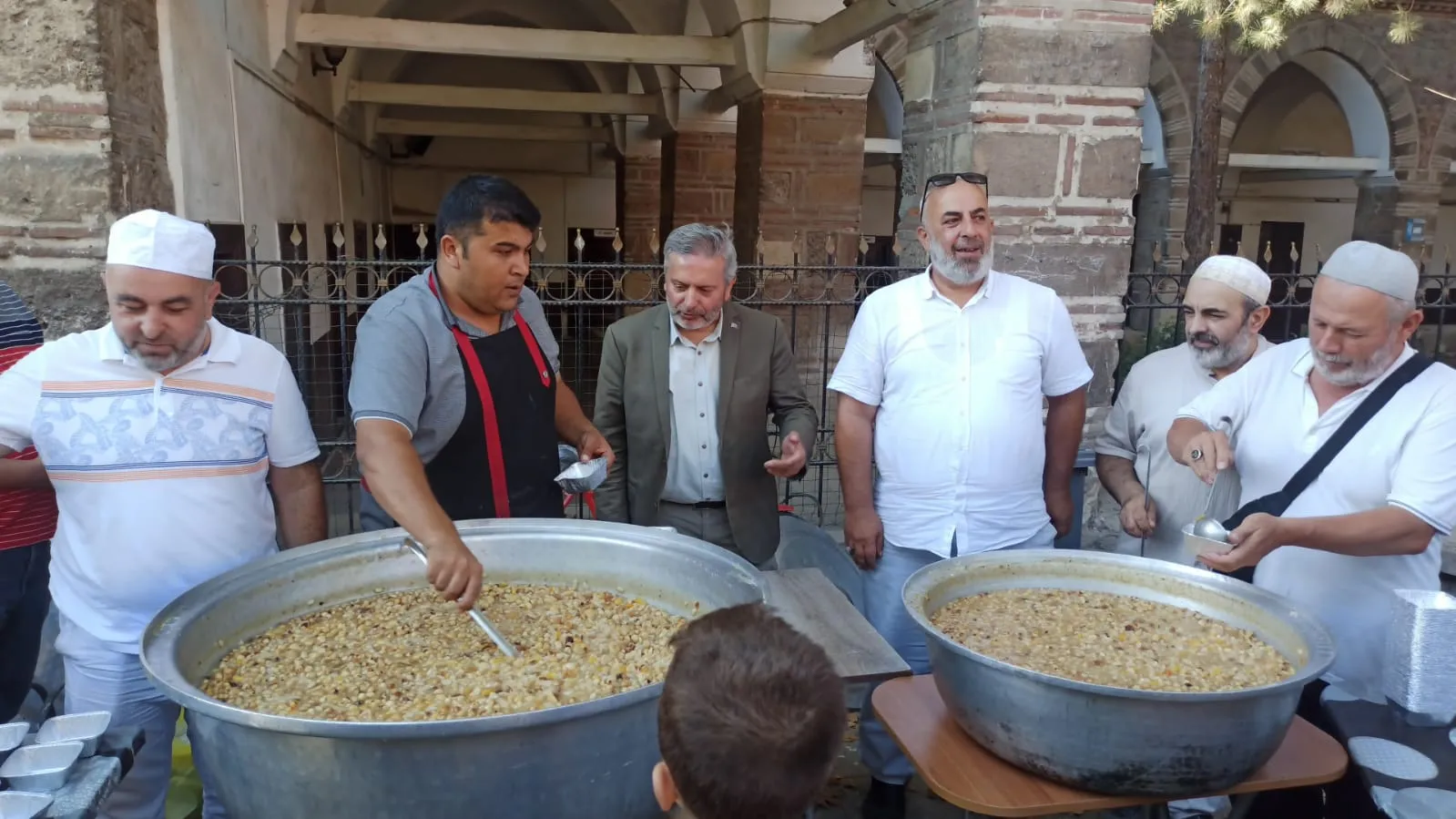 İnegöl İshakpaşa Camii’nde Aşure İkramı! (1)