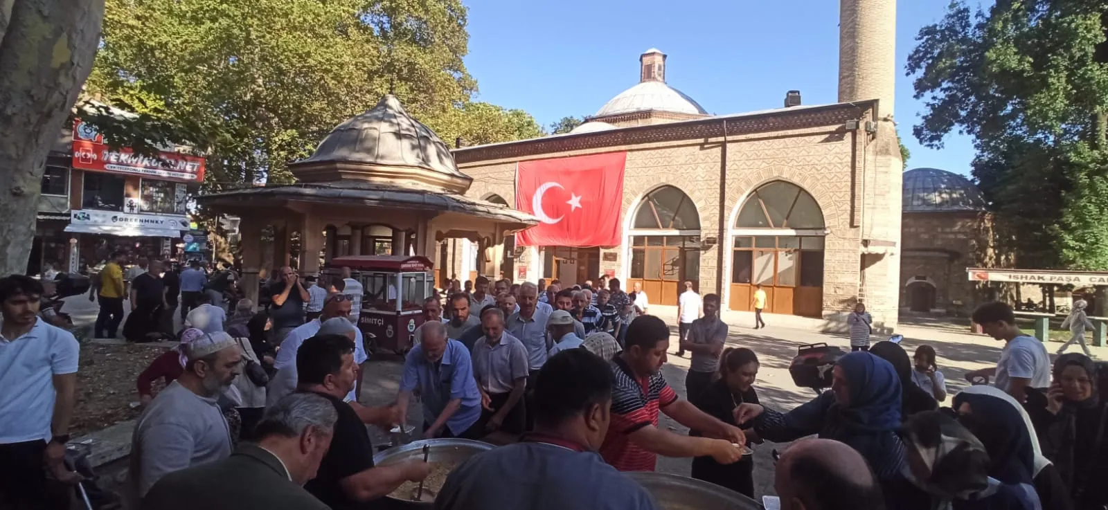 İnegöl İshakpaşa Camii’nde Aşure İkramı! (2)