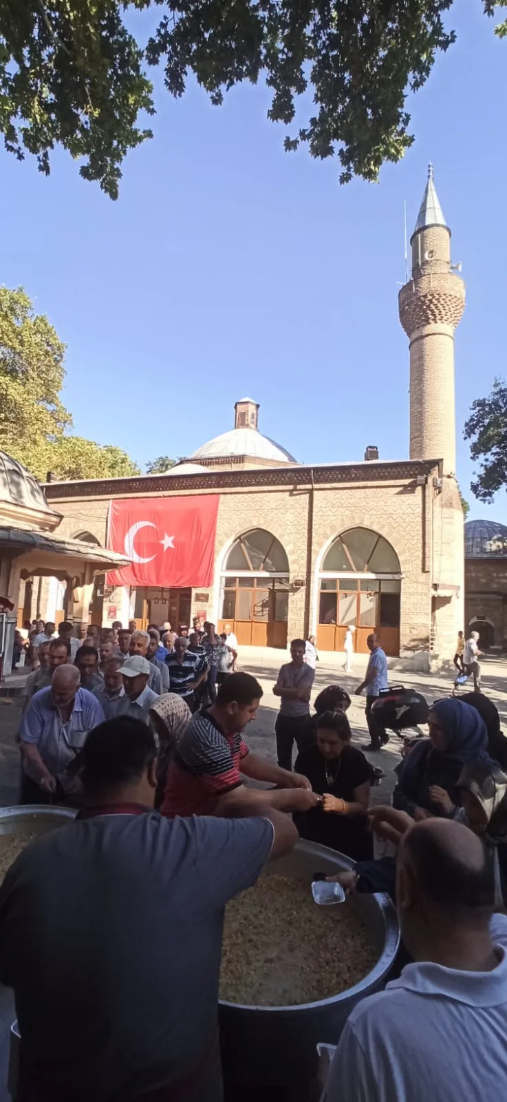 İnegöl İshakpaşa Camii’nde Aşure İkramı! (3)