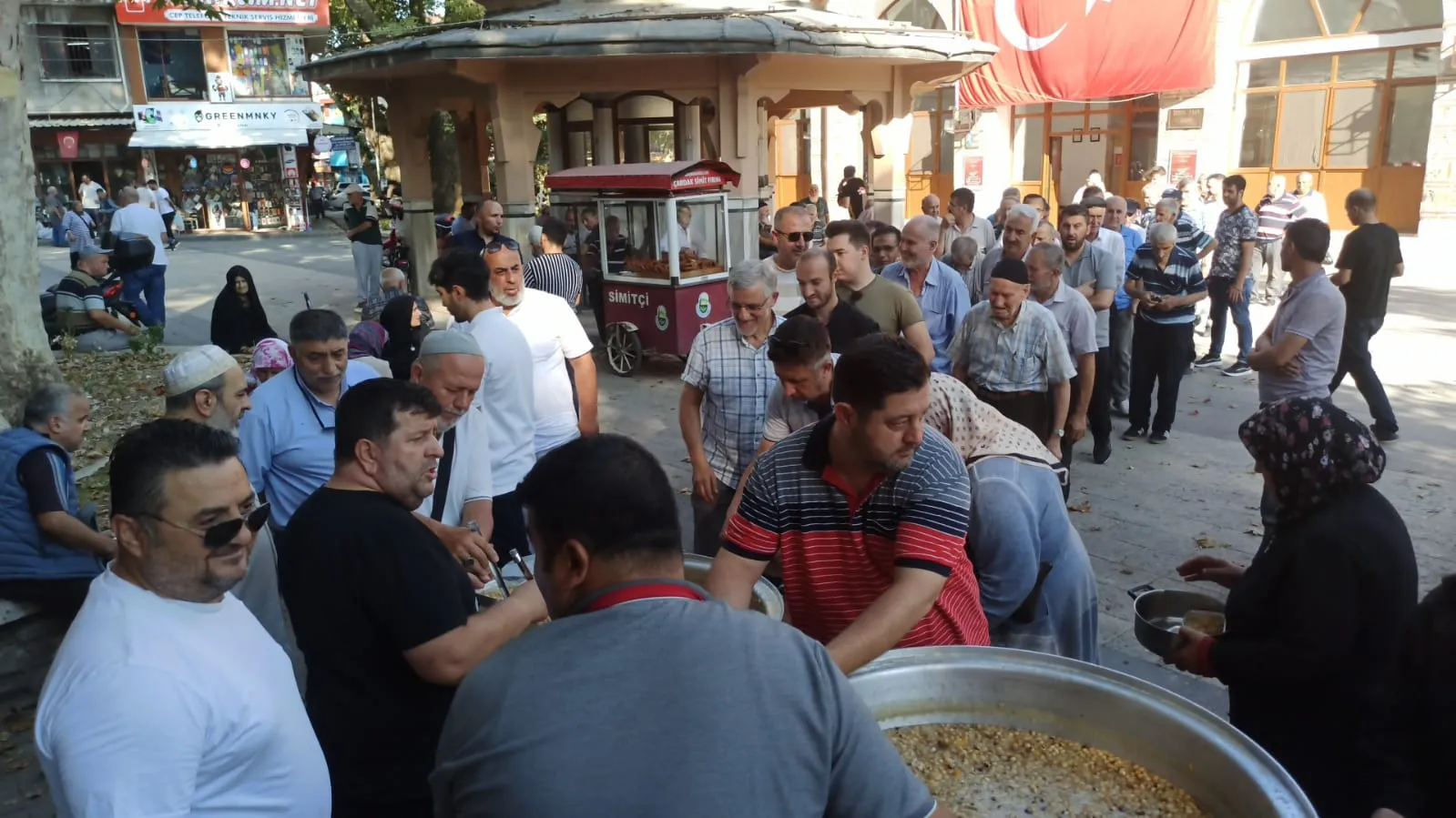 İnegöl İshakpaşa Camii’nde Aşure İkramı! (4)