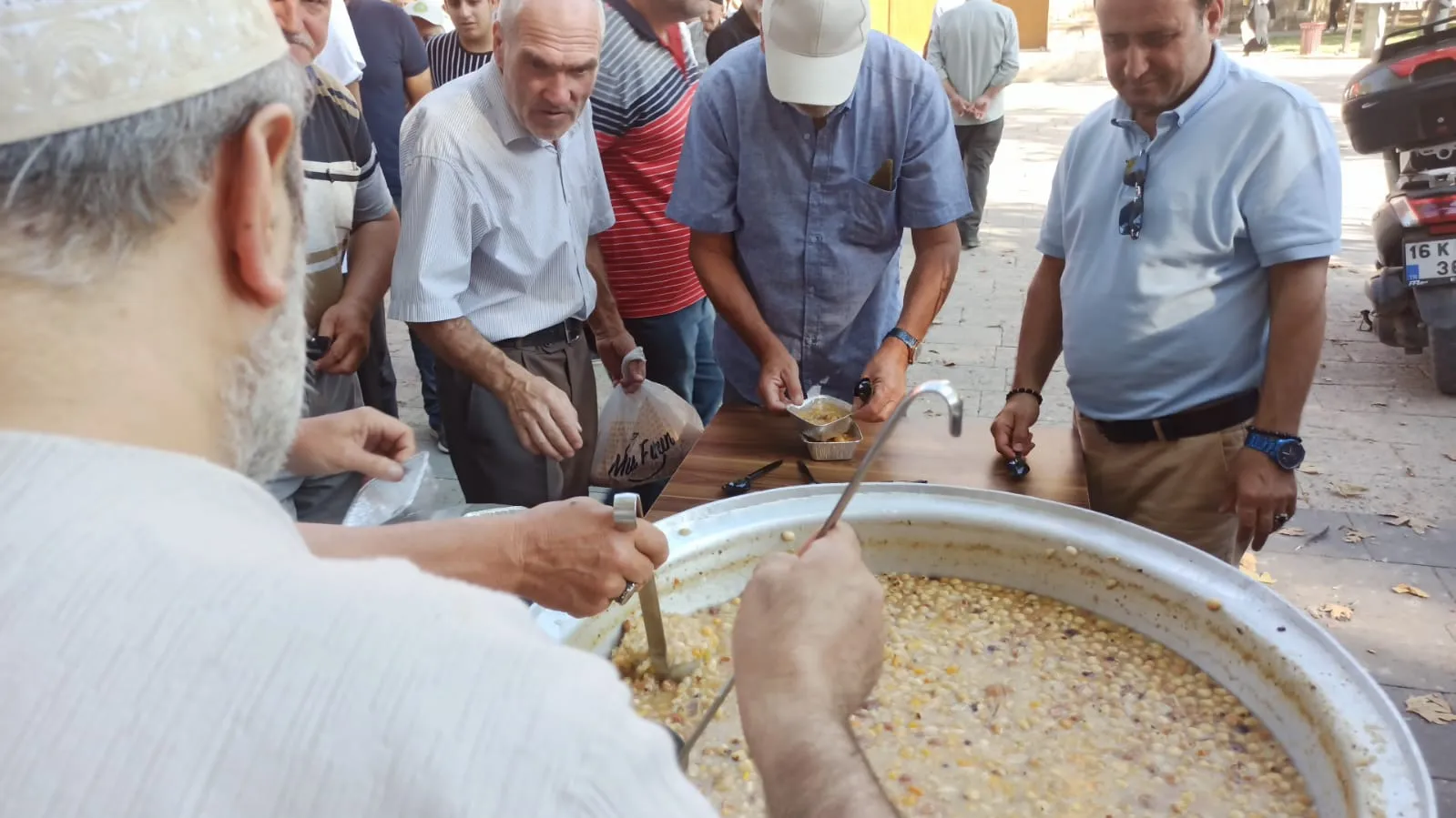 İnegöl İshakpaşa Camii’nde Aşure İkramı! (5)