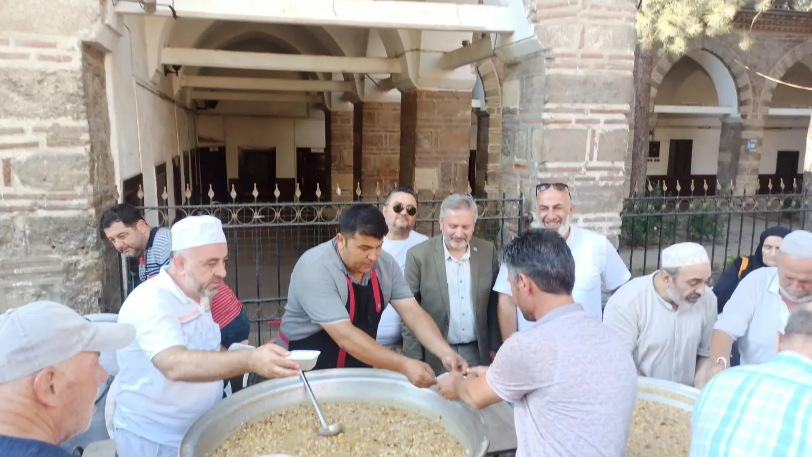 İnegöl İshakpaşa Camii’nde Aşure İkramı! (6)