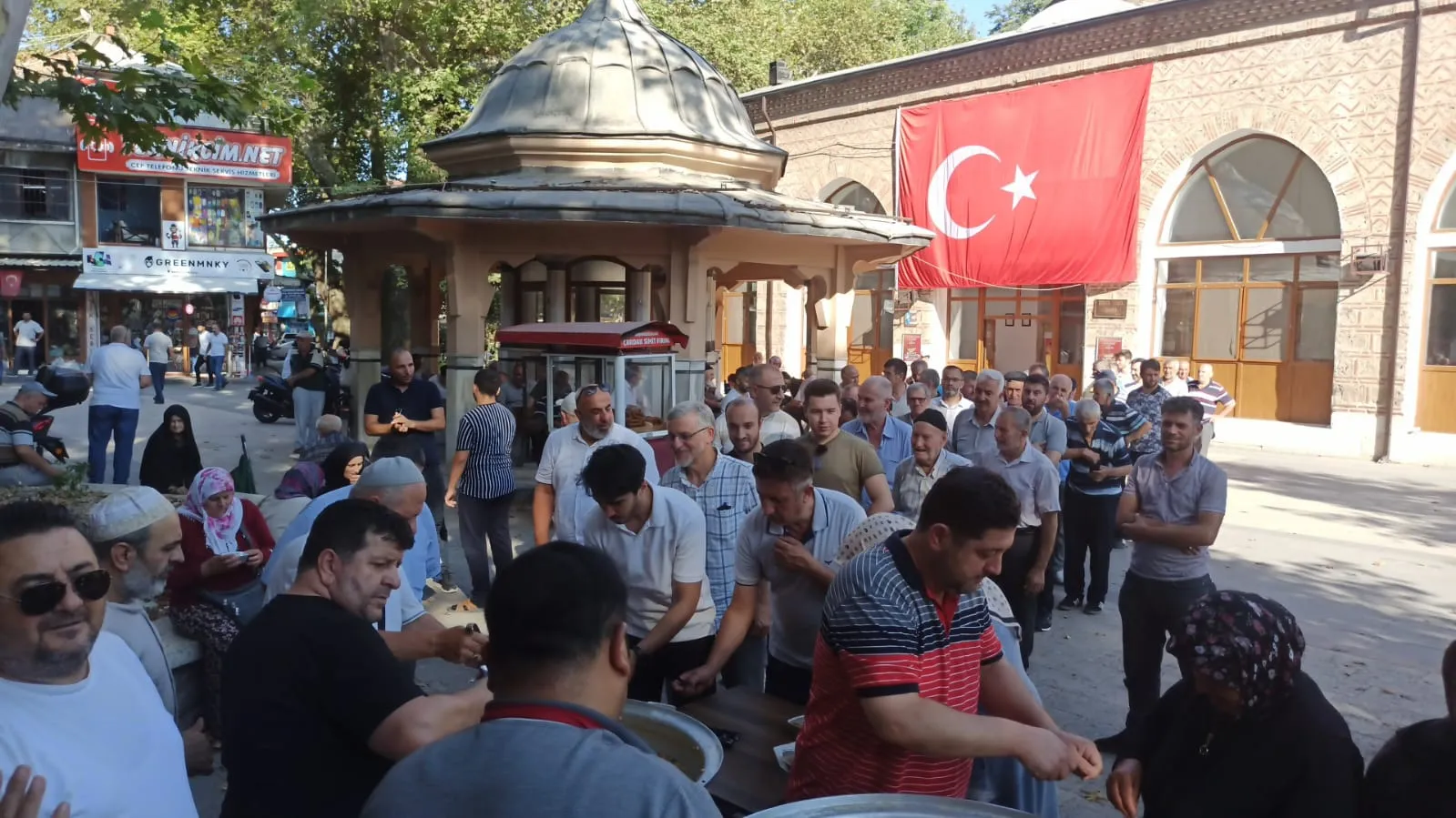 İnegöl İshakpaşa Camii’nde Aşure İkramı! (8)