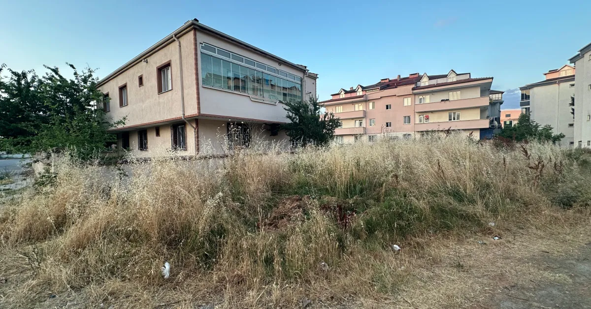 İnegöl Kemalpaşa Mahallesi'nde Boş Arsadaki Otlar Mahalleliyi Tedirgin Ediyor (2)