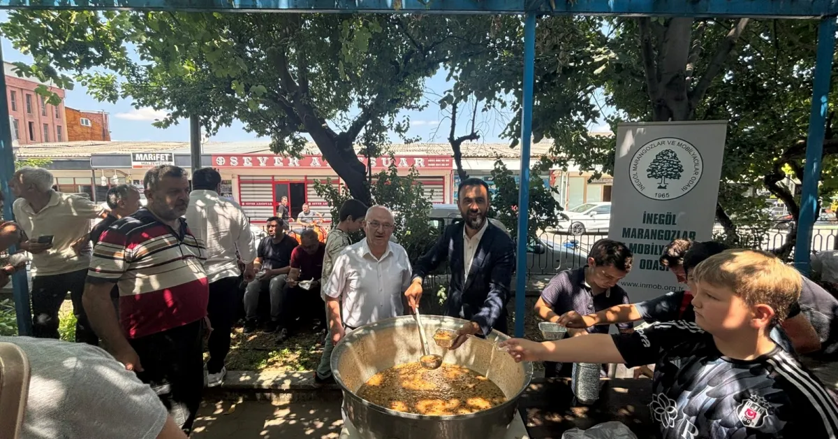 İnegöl Mobilyacılar Odası’ndan Sanayi Camii’nde Geleneksel Aşure İkramı (2)