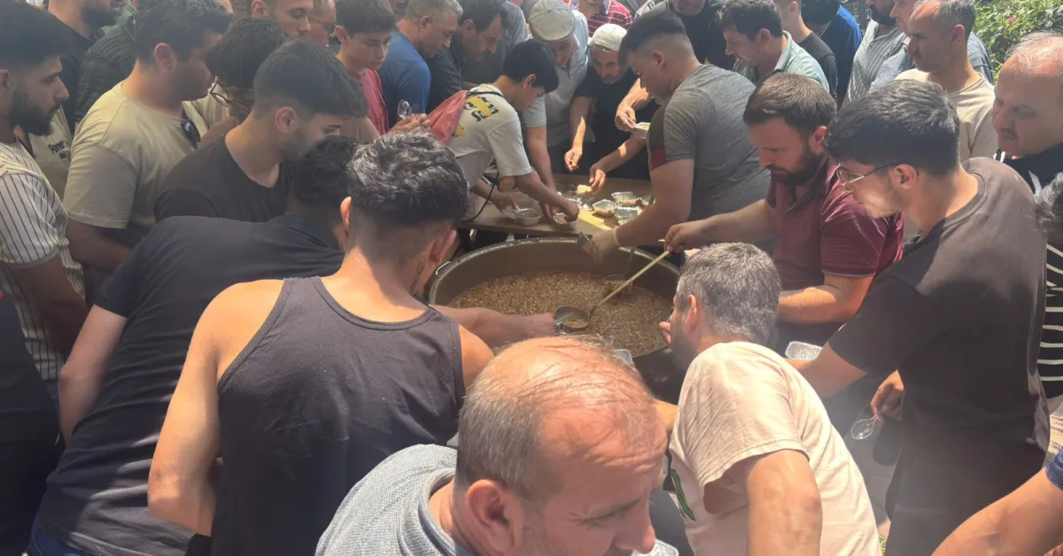 İnegöl Mobilyacılar Odası’ndan Sanayi Camii’nde Geleneksel Aşure İkramı (3)