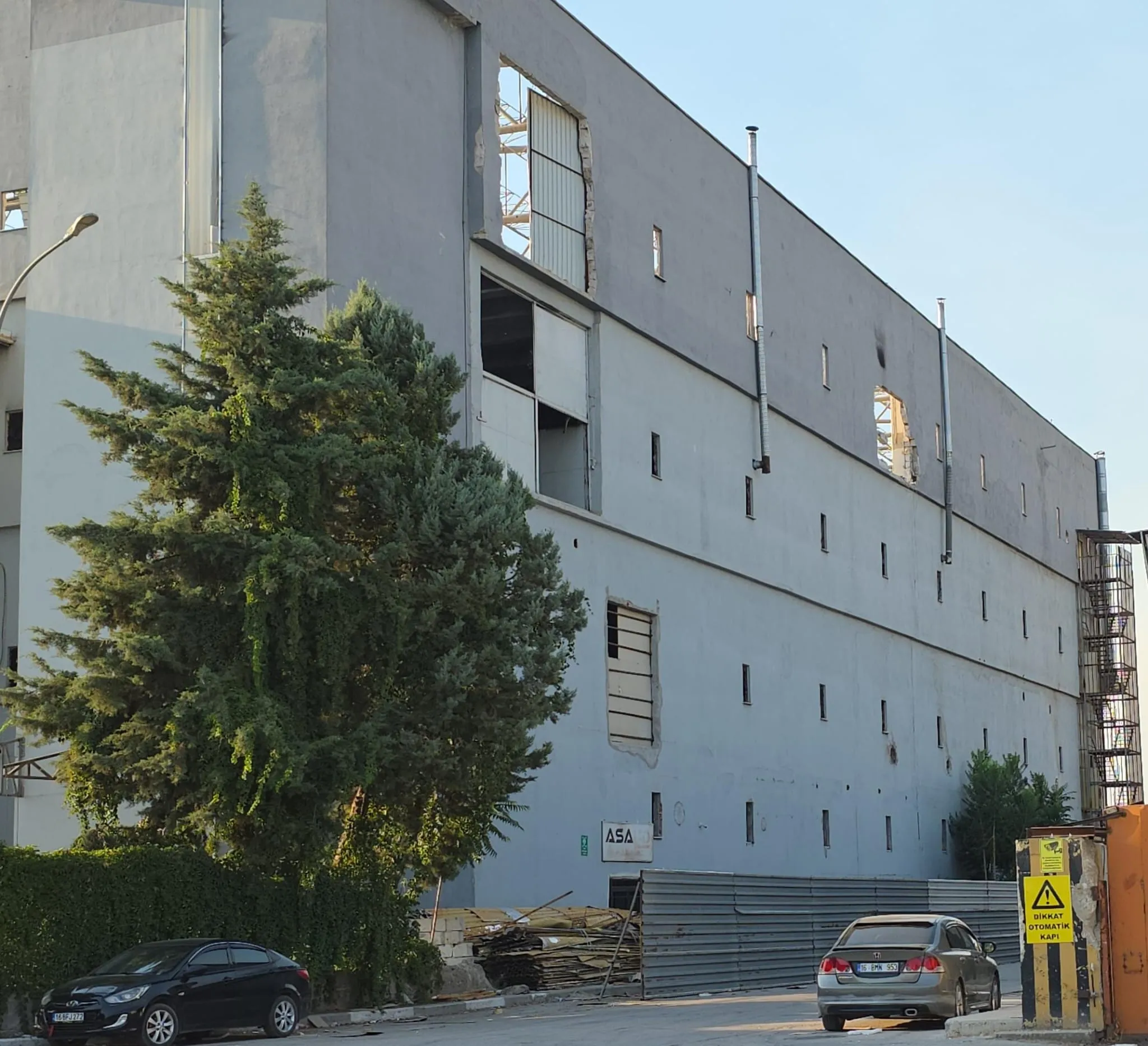 İnegöl’de 9 Metreden Düşen İşçi Ağır Yaralandı (4)