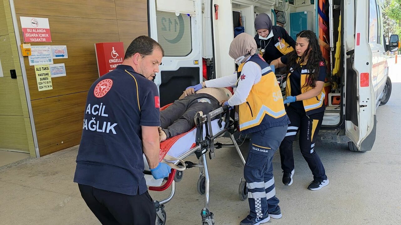 İnegöl'de Ağaç Budarken Merdivenden Düşen Kişi Ağır Yaralandı
