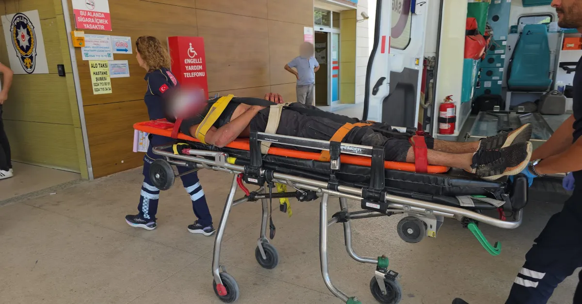 İnegöl’de Cip Ile Motosiklet Çarpıştı! 16 Yaşındaki Sürücü Ağır Yaralandı (1)