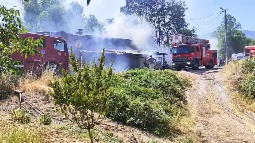 İnegöl'de Ev Alevler Içinde Kaldı, Uyuyakalan Ev Sahibini Çevredekiler Kurtardı! (1)