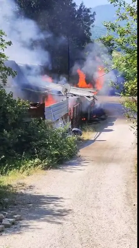 İnegöl'de Ev Alevler Içinde Kaldı, Uyuyakalan Ev Sahibini Çevredekiler Kurtardı! (4)