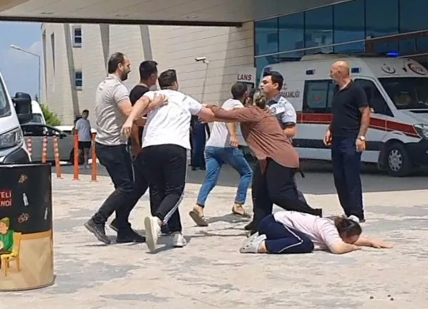 İnegöl'de Kalbi Duran 1 Yaşındaki Evranur Öldü... Acilde Aileler Birbirlerine Girdi (1)