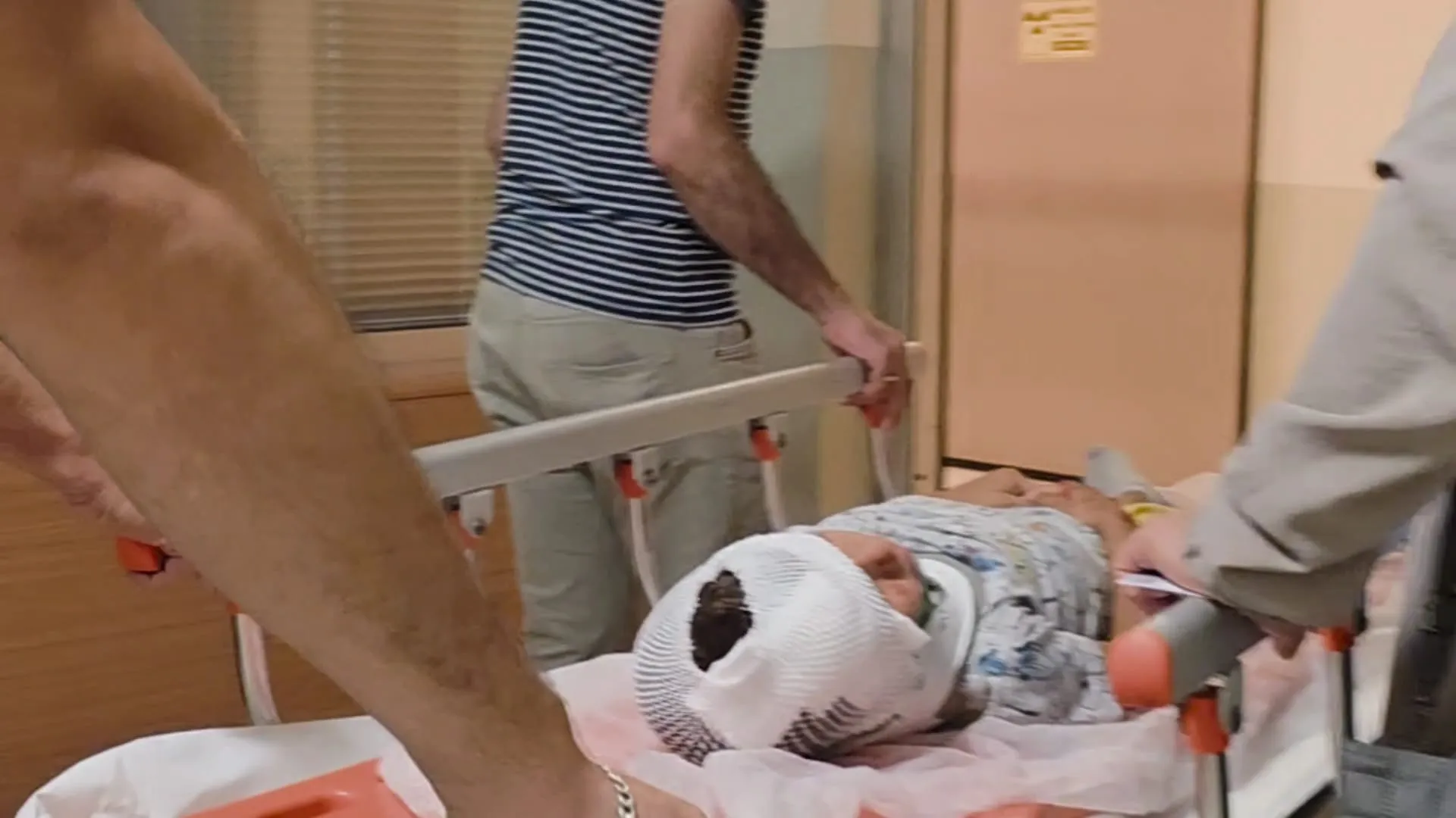 İnegöl'de Kayar Kapı 5 Yaşındaki Çocuğun Üzerine Devrildi! (1)