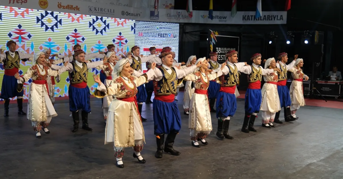 İnegöl’de Kültür Sofrası Kuruldu! 10 Ülke Aynı Masada Buluştu (5)