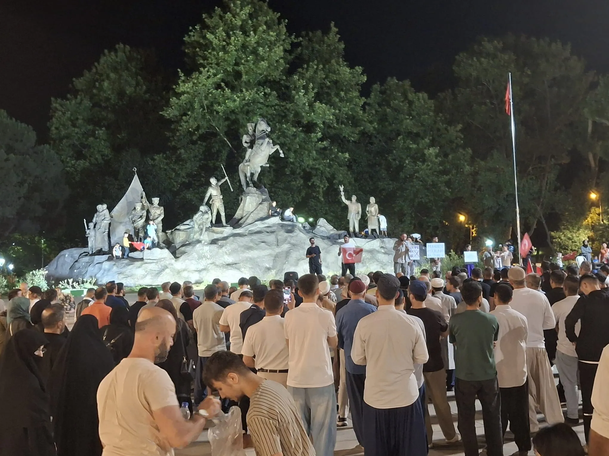 İnegöl’de Leman Protestosu! Yüzlerce Kişi Peygamber Efendimize Yapılan Saygısızlığa Tepki Gösterdi (6)