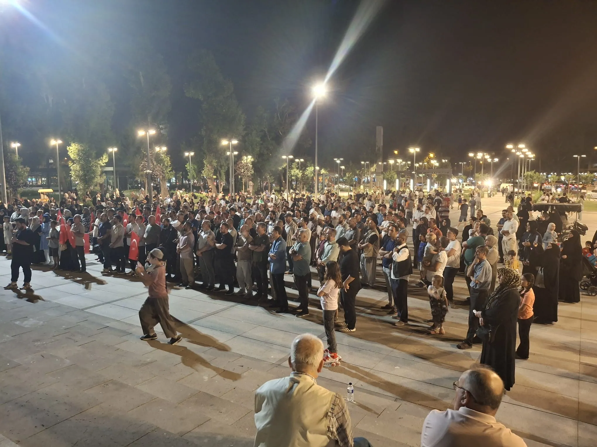 İnegöl’de Leman Protestosu! Yüzlerce Kişi Peygamber Efendimize Yapılan Saygısızlığa Tepki Gösterdi (8)