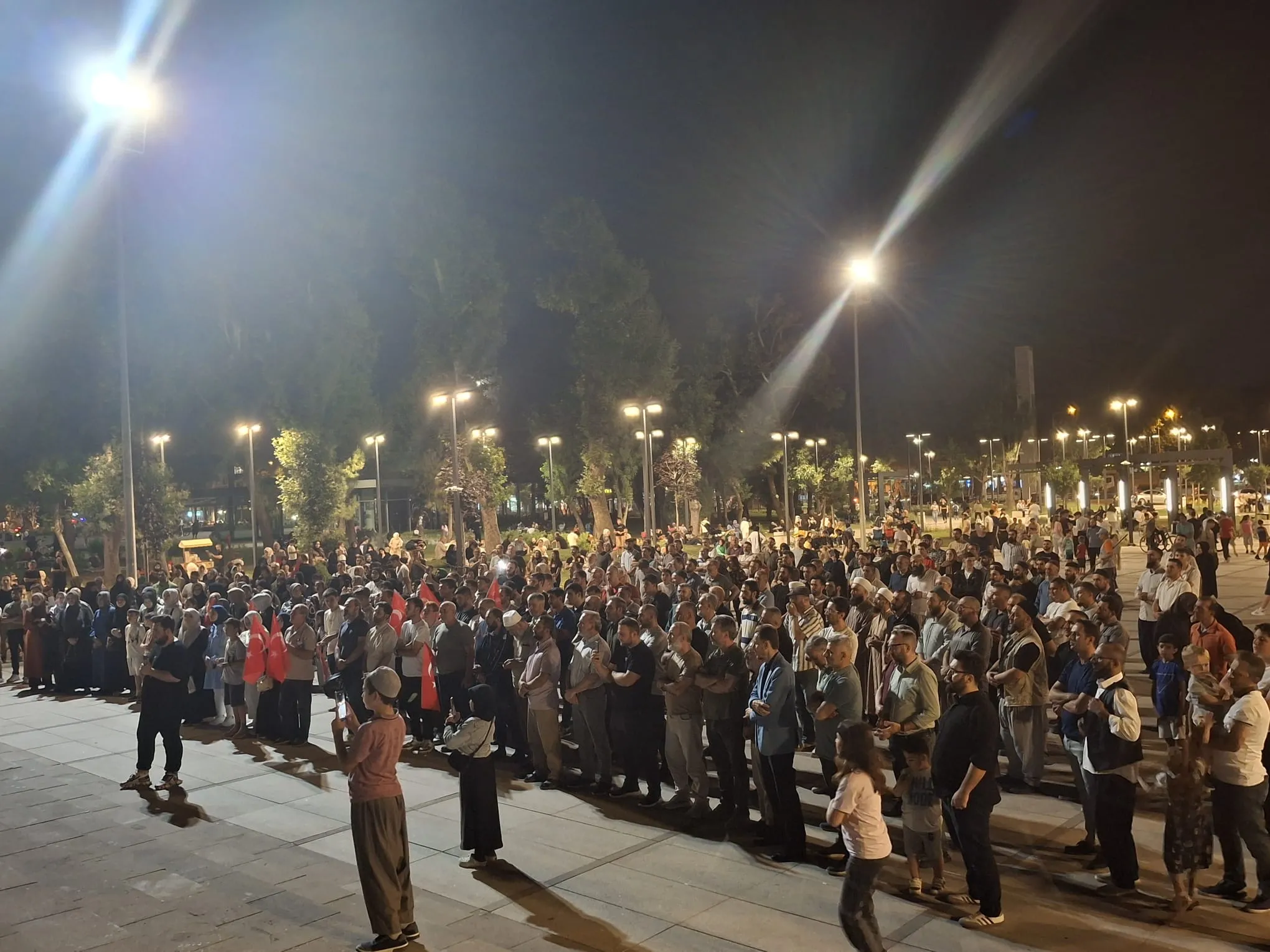İnegöl’de Leman Protestosu! Yüzlerce Kişi Peygamber Efendimize Yapılan Saygısızlığa Tepki Gösterdi (9)