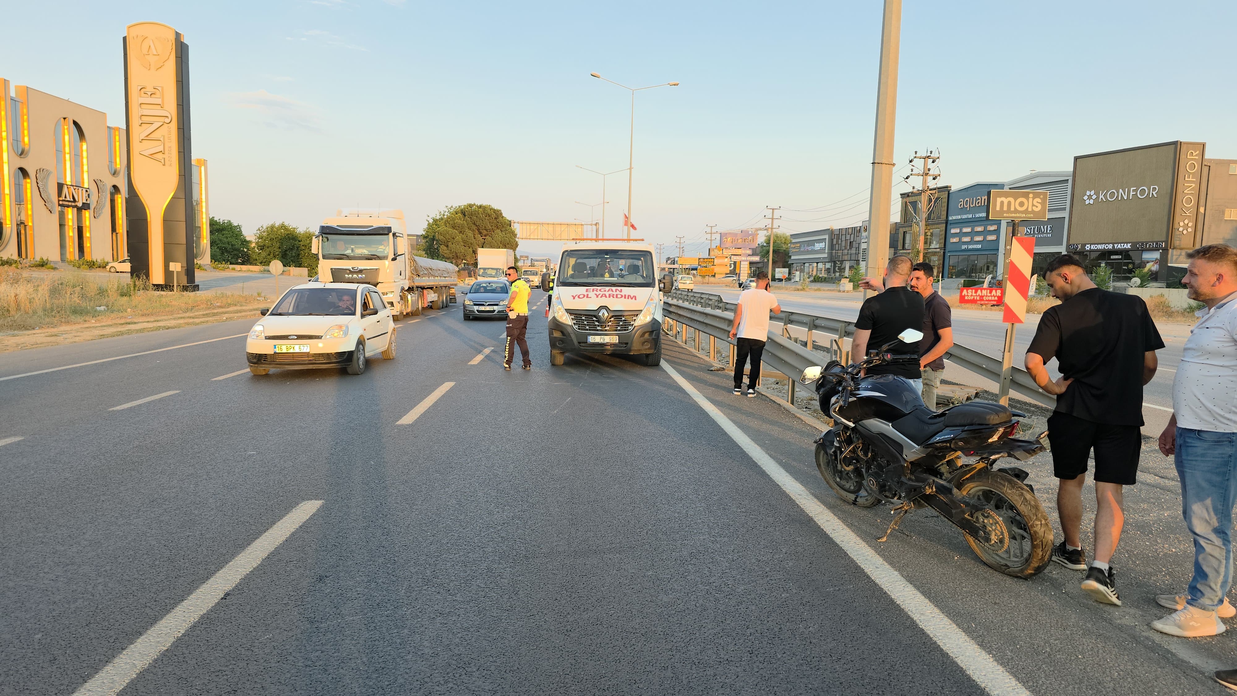 İnegöl’de Motosiklet Ile Otomobil Çarpıştı (1)
