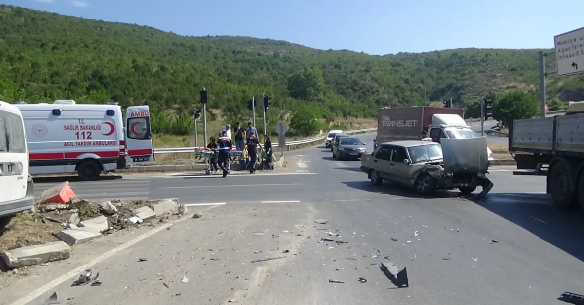İnegöl'de Otomobil Ile Hafif Ticari Araç Çarpıştı! 1’I Çocuk 3 Yaralı (1)